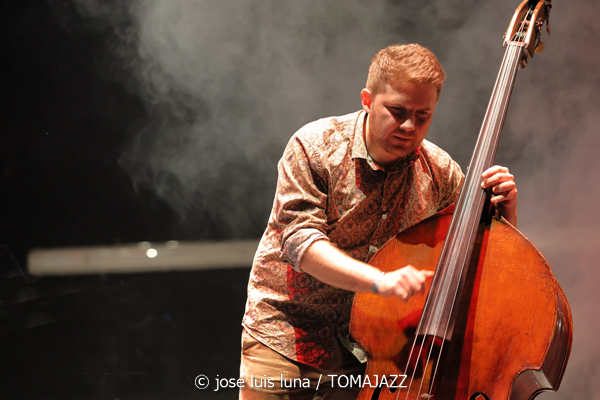 Pere Bujosa Trío (10 Fira B! Teatre Principal de Palma. 2025-11-06) Por José Luis Luna Rocafort [INSTANTZZ AKA Galería fotográfica AKA Fotoblog de jazz, impro… y algo más] - Tomajazz - Pere Bujosa Trío actuó en el 10 Fira B! en el Teatre Principal de Palma el 6 de noviembre de 2025. José Luis Luna Rocafort lo retrata en INSTANTZZ. Actuaron Pere Bujosa, Diego Hervalejo, Lluís Naval