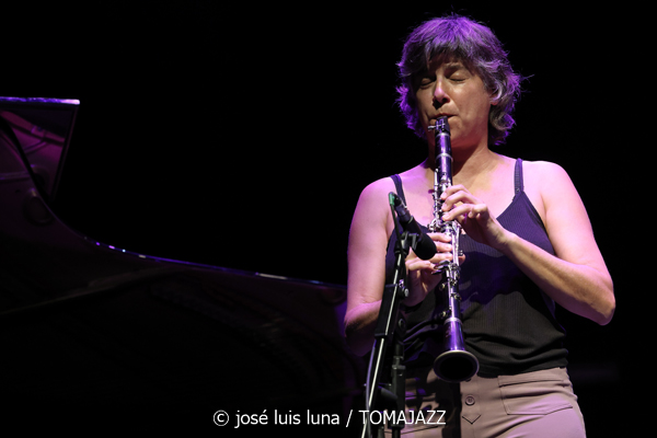 Carmen Vela Quartet (10 Fira B! Teatre Principal de Palma. 2025-11-06) Por José Luis Luna Rocafort [INSTANTZZ AKA Galería fotográfica AKA Fotoblog de jazz, impro… y algo más] - Tomajazz - Carmen Vela Quartet actuó en 10 Fira B! en el Teatre Principal de Palma el 6 de noviembre de 2025. José Luis Luna Rocafort lo retrata en INSTANTZZ. Actuaron Carmen Vela,