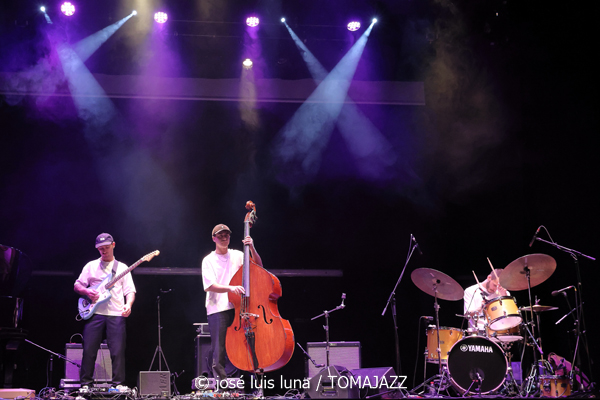 Clélya Abraham Quartet (10 Fira B! Teatre Principal de Palma. 2025-11-06) Por José Luis Luna Rocafort [INSTANTZZ AKA Galería fotográfica AKA Fotoblog de jazz, impro… y algo más] - Tomajazz - Clélya Abraham Quartet actuó en el 10 Fira B! en el Teatre Principal de Palma, el 6 de noviembre de 2025. José Luis Luna Rocafort lo retrata en INSTANTZZ. Actuaron Clélya Abraham, Kévin Lazakis, Samuel F'Hima, Julien Roger