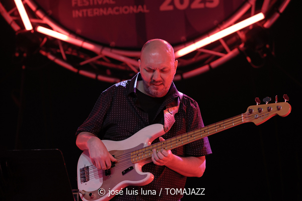 Escalandrum (37 Eivissa Jazz 2025. Baluard de Santa Llúcia. Eivissa. 2025-09-06) Por José Luis Luna Rocafort [INSTANTZZ AKA Galería fotográfica AKA Fotoblog de jazz, impro… y algo más] - Tomajazz - Escalandrum actuó en el 37 Eivissa Jazz el 6 de septiembre de 2025. José Luis Luna Rocafort lo retrata en INSTANTZZ. Escalandrum son Daniel Piazolla, Nicolás Guerschberg, Damián Fogiel, Gustavo Musso, Martín Pantyrer, Mariano Sivori