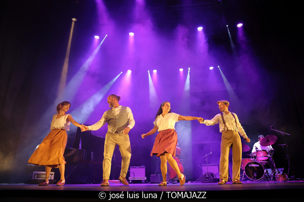 Ovella Negra (10 Fira B! Teatre Principal de Palma. 2025-11-06) Por José Luis Luna Rocafort [INSTANTZZ AKA Galería fotográfica AKA Fotoblog de jazz, impro… y algo más] - Tomajazz - Ovella Negra participó en el 10 Fira B! en el Teatre Principal de Palma el 6 de noviembre de 2025. José Luis Luna Rocafort retrata su actuación en INSTANTZZ. Intervinieron Joan Frontera, Pablo Di Salvo, Teo Salvà, Blanca Ribas, Carme Roig, Catalina Barceló, Gabriel Hernández, Joana Maria Seguí, Viçenc Marí