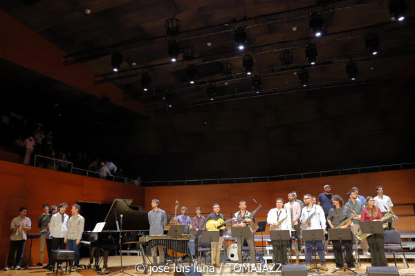 Big Band del Conservatori Superior de Música de les Illes Balears (Auditori del Conservatori Superior de Música de les Illes Balears. Palma. 2025-11-14) Por José Luis Luna Rocafort [INSTANTZZ AKA Galería fotográfica AKA Fotoblog de jazz, impro… y algo más] - Tomajazz - La Big Band del Conservatori Superior de Música de les Illes Balears actuó en el Auditori del Conservatori Superior de Música de les Illes Balears de Palma el 14 de noviembre de 2025. José Luis Luna Rocafort lo retrata en INSTANTZZ. Dirigió la Big Band Lluc Casares