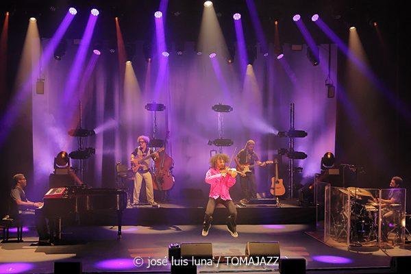 Ara Malikian (Alcúdia Jazz Festival. 2025-09-12) Por José Luis Luna Rocafort [INSTANTZZ AKA Galería fotográfica AKA Fotoblog de jazz, impro… y algo más] - Tomajazz - Ara Malikian actuó en Alcúdia Jazz Festival 2025. José Luis Luna Rocafort lo retrata en INSTANTZZ. Actuaron Ara Malikian, Iván "Melón" Lewis, Dayan Abad García, Iván Ruiz Machado, Georvis Pico Millán