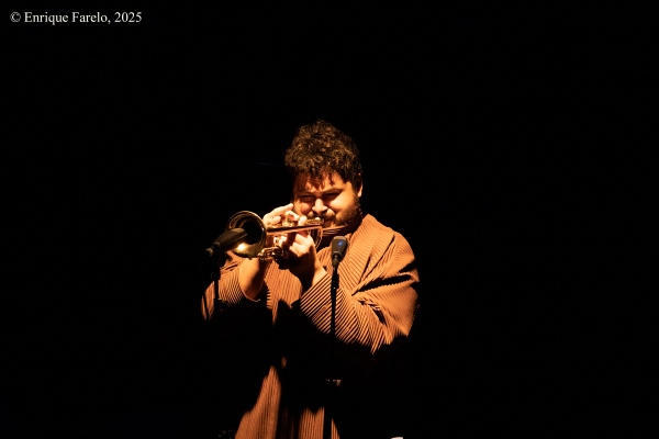 Hiromi's Sonicwonder (Festival Internacional JazzMadrid 2025, Fernán Gómez. Centro Cultural de la Villa, Sala Guirau Madrid. 2025-11-11) Por Enrique Farelo [Concierto de jazz] - Tomajazz - Hiromi's Sonicwonder actuó en el Festival Internacional JazzMadrid 2025, el 11 de noviembre de 2025. Enrique Farelo lo retrata y relata. Actuaron Adam O'Farrill, Hiromi Uehara, Hadrien Feraud, Gene Coye 