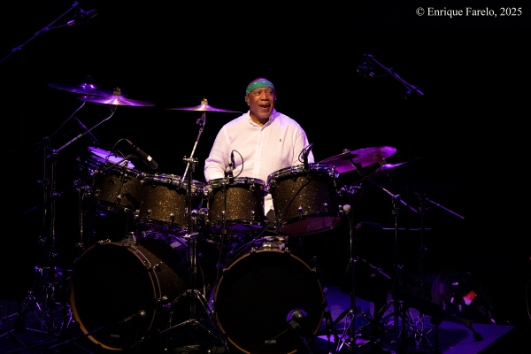 Billy Cobham’s Time Machine (Festival Internacional JazzMadrid 2025, Fernán Gómez. Centro Cultural de la Villa, Sala Guirau Madrid. 2025-11-18) Por Enrique Farelo [Concierto de jazz] - Tomajazz - Billy Cobham’s Time Machine actuó en JazzMadrid 2025, el 18 de noviembre de 2025. Enrique Farelo lo relata (texto y fotos). Actuaron Billy Cobham, Victor Cisternas, Rocco Ciffarelli, Gary Husband, Bjon Arko 