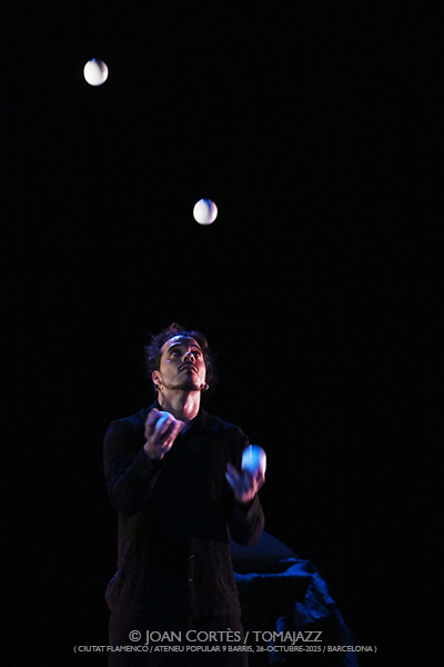 Chicharrón Circo Flamenco «Empaque» (Ciutat Flamenco / Ateneu Popular 9 Barris, 2025-10-26 / Barcelona) [y VI] Por Joan Cortès [Flamencuras AKA INSTANTZZ AKA Galería fotográfica AKA Fotoblog de jazz, impro… y algo más] - Tomajazz - Chicharrón Circo Flamenco «Empaque» participó en Ciutat Flamenco el 26 de octubre de 2025. Joan Cortès lo retrata en las Flamencuras de INSTANTZZ. Con Germán J. López Galván
