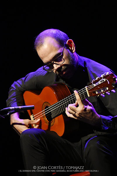 Javier Conde “Homenaje a los Maestro” (El Dorado sfb / Centre Cívic Parc Sandaru , 2025-10-30 / Barcelona) Por Joan Cortès [Flamencuras AKA INSTANTZZ AKA Galería fotográfica AKA Fotoblog de jazz, impro… y algo más] - Tomajazz - Javier Conde “Homenaje a los Maestro” actuó en El Dorado sfb, el 30 de octubre de 2025. Joan Cortès lo retrata en las Flamencuras AKA INSTANTZZ