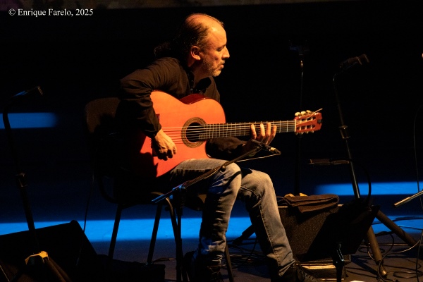 Al Di Meola Acoustic Trio (Festival Internacional JazzMadrid 2025, Centro Cultural de la Villa, Sala Guirau Madrid. 2025-11-12) Por Enrique Farelo [Concierto de jazz] - Tomajazz - Al Di Meola Acoustic Trio actuó en el Festival Internacional JazzMadrid 2025, el 12 de noviembre de 2025. Enrique Farelo lo retrata y relata. Actuaron Al Di Meola, Peo Alfonsi, Sergio Martínez 