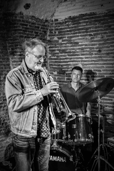 Pocket Corner (CC La Tortuga de Lavapiés, Madrid. 2025-11-02) Por Sergio Cabanillas [INSTANTZZ AKA Galería fotográfica AKA Fotoblog de jazz, impro… y algo más] - Tomajazz - Pocket Corner actuó el 2 de noviembre de 2025 en el CC La Tortuga de Lavapiés en Madrid. Sergio Cabanillas retrata el concierto en INSTANTZZ. Actuaron Didrik Ingvaldsen, Glenn B. Henriksen, Ketil Jerve, Ståle Birkeland