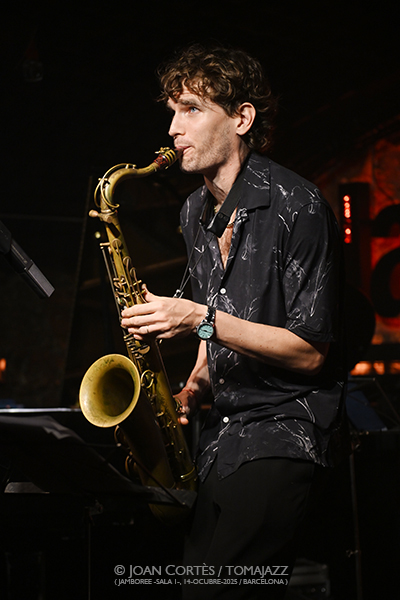 Tobias Meinhart 4t (Jamboree, 2025-10-14 / Barcelona) Por Joan Cortès [INSTANTZZ AKA Galería fotográfica AKA Fotoblog de jazz, impro… y algo más] - Tomajazz - Tobias Meinhart 4t actuó en Jamboree, Barcelona, el 14 de octubre de 2025. Joan Cortès retrata el concierto en INSTANTZZ. Actuaron Tobias Meinhart, Eden Ladin, Matt Penman, Mark Whitfield Jr. 