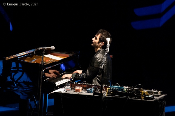 Tigran Hamasyan "The Bird of Thousand Voices" (Festival Internacional JazzMadrid 2025, Fernán Gómez. Centro Cultural de la Villa, Sala Guirau Madrid. 2025-11-22) - Tomajazz - Tigran Hamasyan “Manifeste” actuó en JazzMadrid 2025 el 22 de noviembre de 2025. Enrique Farelo relata y retrata el concierto. Actuaron Tigran Hamasyan, Yessaï Karapetian, Marc Karapetian, Arman Mnatsakanyan