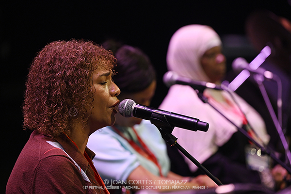 Omar Sosa & Souad Asla “Sahravane” (37 Jazzèbre / L’Archipel, 12-octubre-2025, Perpignan -France-) [7] Por Joan Cortès [INSTANTZZ AKA Galería fotográfica AKA Fotoblog de jazz, impro… y algo más] - Tomajazz - Omar Sosa & Souad Asla “Sahravane” actuaron enJazzèbre 2025 de Perpignan, Francia. Joan Cortès lo retrata en INSTANTZZ. Actuaron Omar Sosa, Souad Asla, Csaba Palotaï, Aziza Tahri, Mabrouka Brik, Gustavo Ovalles, Rabla Boughazi, Sabrina Cheddad 