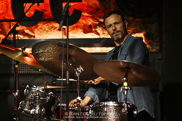 André Marques Trio (Jamboree -sala 1-, 2025-11-07 / Barcelona) Por Joan Cortès [INSTANTZZ AKA Galería fotográfica AKA Fotoblog de jazz, impro… y algo más] - Tomajazz - André Marques Trio actuó en Jamboree, el 7 de noviembre de 2025. Joan Cortès lo retrata en INSTANTZZ. Actuaron André Marques, Marcel Bottaro, Fulvio Alberto Moraes 