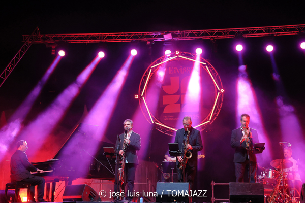 Escalandrum (37 Eivissa Jazz 2025. Baluard de Santa Llúcia. Eivissa. 2025-09-06) Por José Luis Luna Rocafort [INSTANTZZ AKA Galería fotográfica AKA Fotoblog de jazz, impro… y algo más] - Tomajazz - Escalandrum actuó en el 37 Eivissa Jazz el 6 de septiembre de 2025. José Luis Luna Rocafort lo retrata en INSTANTZZ. Escalandrum son Daniel Piazolla, Nicolás Guerschberg, Damián Fogiel, Gustavo Musso, Martín Pantyrer, Mariano Sivori