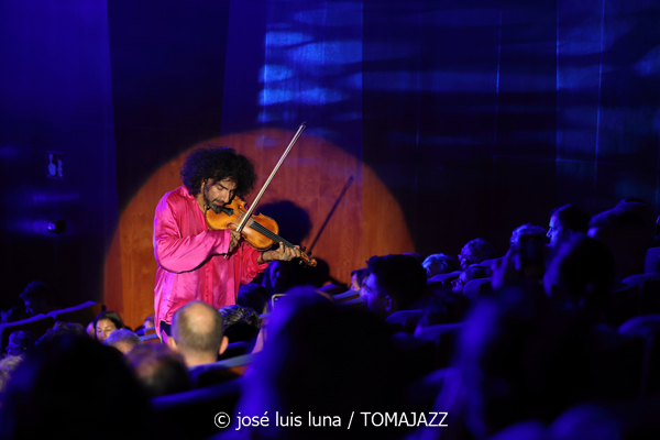 Ara Malikian (Alcúdia Jazz Festival. 2025-09-12) Por José Luis Luna Rocafort [INSTANTZZ AKA Galería fotográfica AKA Fotoblog de jazz, impro… y algo más] - Tomajazz - Ara Malikian actuó en Alcúdia Jazz Festival 2025. José Luis Luna Rocafort lo retrata en INSTANTZZ. Actuaron Ara Malikian, Iván "Melón" Lewis, Dayan Abad García, Iván Ruiz Machado, Georvis Pico Millán