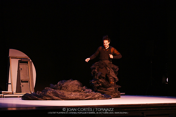 Chicharrón Circo Flamenco «Empaque» (Ciutat Flamenco / Ateneu Popular 9 Barris, 2025-10-26 / Barcelona) [y VI] Por Joan Cortès [Flamencuras AKA INSTANTZZ AKA Galería fotográfica AKA Fotoblog de jazz, impro… y algo más] - Tomajazz - Chicharrón Circo Flamenco «Empaque» participó en Ciutat Flamenco el 26 de octubre de 2025. Joan Cortès lo retrata en las Flamencuras de INSTANTZZ. Con Germán J. López Galván