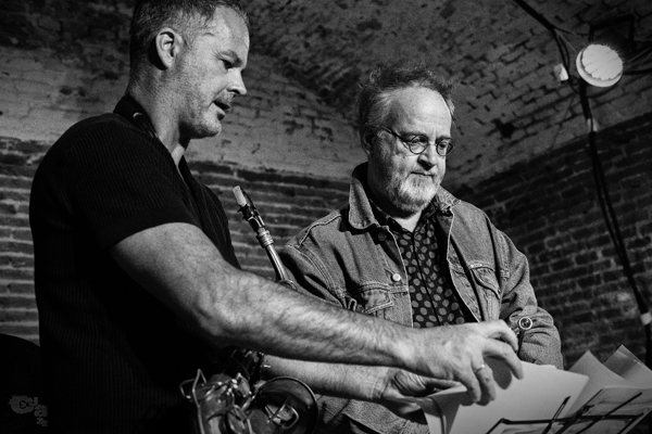 Pocket Corner (CC La Tortuga de Lavapiés, Madrid. 2025-11-02) Por Sergio Cabanillas [INSTANTZZ AKA Galería fotográfica AKA Fotoblog de jazz, impro… y algo más] - Tomajazz - Pocket Corner actuó el 2 de noviembre de 2025 en el CC La Tortuga de Lavapiés en Madrid. Sergio Cabanillas retrata el concierto en INSTANTZZ. Actuaron Didrik Ingvaldsen, Glenn B. Henriksen, Ketil Jerve, Ståle Birkeland