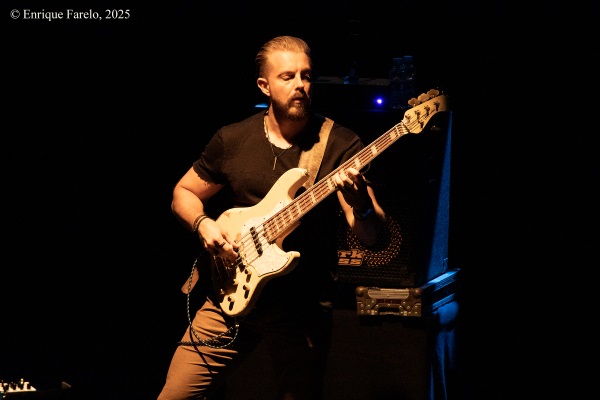 Hiromi's Sonicwonder (Festival Internacional JazzMadrid 2025, Fernán Gómez. Centro Cultural de la Villa, Sala Guirau Madrid. 2025-11-11) Por Enrique Farelo [Concierto de jazz] - Tomajazz - Hiromi's Sonicwonder actuó en el Festival Internacional JazzMadrid 2025, el 11 de noviembre de 2025. Enrique Farelo lo retrata y relata. Actuaron Adam O'Farrill, Hiromi Uehara, Hadrien Feraud, Gene Coye 