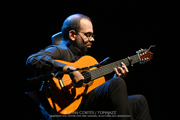 Javier Conde “Homenaje a los Maestro” (El Dorado sfb / Centre Cívic Parc Sandaru , 2025-10-30 / Barcelona) Por Joan Cortès [Flamencuras AKA INSTANTZZ AKA Galería fotográfica AKA Fotoblog de jazz, impro… y algo más] - Tomajazz - Javier Conde “Homenaje a los Maestro” actuó en El Dorado sfb, el 30 de octubre de 2025. Joan Cortès lo retrata en las Flamencuras AKA INSTANTZZ