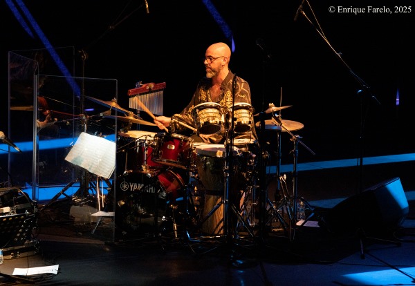 Al Di Meola Acoustic Trio (Festival Internacional JazzMadrid 2025, Centro Cultural de la Villa, Sala Guirau Madrid. 2025-11-12) Por Enrique Farelo [Concierto de jazz] - Tomajazz - Al Di Meola Acoustic Trio actuó en el Festival Internacional JazzMadrid 2025, el 12 de noviembre de 2025. Enrique Farelo lo retrata y relata. Actuaron Al Di Meola, Peo Alfonsi, Sergio Martínez 