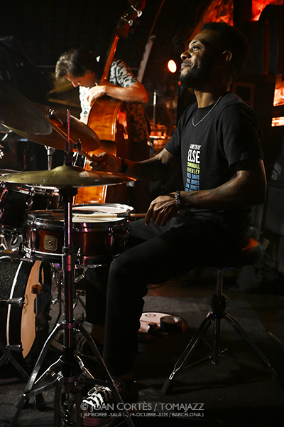 Tobias Meinhart 4t (Jamboree, 2025-10-14 / Barcelona) Por Joan Cortès [INSTANTZZ AKA Galería fotográfica AKA Fotoblog de jazz, impro… y algo más] - Tomajazz - Tobias Meinhart 4t actuó en Jamboree, Barcelona, el 14 de octubre de 2025. Joan Cortès retrata el concierto en INSTANTZZ. Actuaron Tobias Meinhart, Eden Ladin, Matt Penman, Mark Whitfield Jr. 