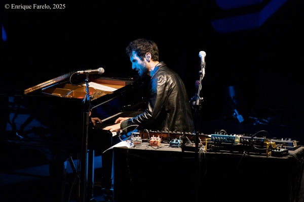 Tigran Hamasyan "The Bird of Thousand Voices" (Festival Internacional JazzMadrid 2025, Fernán Gómez. Centro Cultural de la Villa, Sala Guirau Madrid. 2025-11-22) - Tomajazz - Tigran Hamasyan “The BIrd of Thousand Voices” actuó en JazzMadrid 2025 el 22 de noviembre de 2025. Enrique Farelo relata y retrata el concierto. Actuaron Tigran Hamasyan, Yessaï Karapetian, Marc Karapetian, Arman Mnatsakanyan
