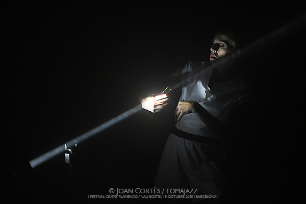 Vanesa Aibar “Cristalización IV” (Ciutat Flamenco / Nau Bostik, 2025-10-19 / Barcelona) Por Joan Cortès [Flamencuras AKA INSTANTZZ AKA Galería fotográfica AKA Fotoblog de jazz, impro… y algo más] - Tomajazz - Vanesa Aibar “Cristalización IV” actuó en Ciutat Flamenco de Barcelona el 19 de octubre de 2025. Joan Cortès la retrata en las Flamencuras de INSTANTZZ. Con Vanesa Aibar, Estampa