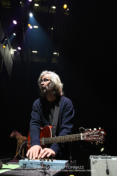 Omar Sosa & Souad Asla “Sahravane” (37 Jazzèbre / L’Archipel, 12-octubre-2025, Perpignan -France-) [7] Por Joan Cortès [INSTANTZZ AKA Galería fotográfica AKA Fotoblog de jazz, impro… y algo más] - Tomajazz - Omar Sosa & Souad Asla “Sahravane” actuaron enJazzèbre 2025 de Perpignan, Francia. Joan Cortès lo retrata en INSTANTZZ. Actuaron Omar Sosa, Souad Asla, Csaba Palotaï, Aziza Tahri, Mabrouka Brik, Gustavo Ovalles, Rabla Boughazi, Sabrina Cheddad 