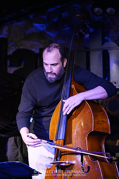 André Marques Trio (Jamboree -sala 1-, 2025-11-07 / Barcelona) Por Joan Cortès [INSTANTZZ AKA Galería fotográfica AKA Fotoblog de jazz, impro… y algo más] - Tomajazz - André Marques Trio actuó en Jamboree, el 7 de noviembre de 2025. Joan Cortès lo retrata en INSTANTZZ. Actuaron André Marques, Marcel Bottaro, Fulvio Alberto Moraes 