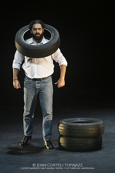 Antonio Molina “El Choro” «Prender, un acto de combustión» (Ciutat Flamenco / SAT!, 2025-10-17 / Barcelona) Por Joan Cortès [Flamencuras AKA INSTANTZZ AKA Galería fotográfica AKA Fotoblog de jazz, impro… y algo más] - Tomajazz - Antonio Molina “El Choro” «Prender, un acto de combustión» participó en Ciutat Flamenco de Barcelona el 17 de octubre de 2025. Joan Cortès lo retrata en las Flamencuras de INSTANTZZ. Participaron Antonio Molina “El Choro”, baile Manuel de la Nina, cante Marcos de Silvia, guitarra Francisco Roca 