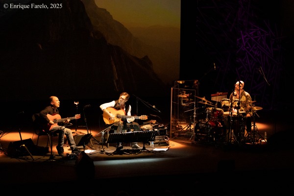 Al Di Meola Acoustic Trio (Festival Internacional JazzMadrid 2025, Centro Cultural de la Villa, Sala Guirau Madrid. 2025-11-12) Por Enrique Farelo [Concierto de jazz] - Tomajazz - Al Di Meola Acoustic Trio actuó en el Festival Internacional JazzMadrid 2025, el 12 de noviembre de 2025. Enrique Farelo lo retrata y relata. Actuaron Al Di Meola, Peo Alfonsi, Sergio Martínez 
