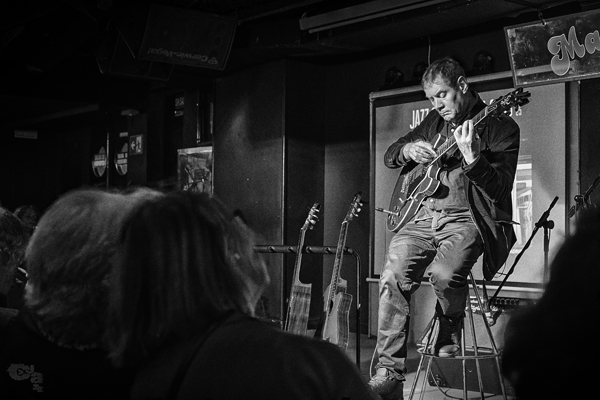 Chema Saiz (Jazz Con Sabor a Club. Festival de Jazz de Madrid. Maravillas Club, Madrid. 2025-11-16) Por Sergio Cabanillas [INSTANTZZ AKA Galería fotográfica AKA Fotoblog de jazz, impro… y algo más] - Tomajazz - Chema Saiz actuó dentro del ciclo Jazz Con Sabor a Club en el Festival de Jazz de Madrid, en Maravillas Club de Madrid, el 16 de noviembre de 2025. Sergio Cabanillas lo retrata en INSTANTZZ