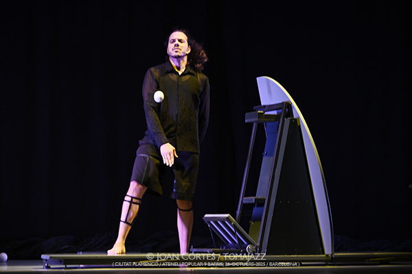 Chicharrón Circo Flamenco «Empaque» (Ciutat Flamenco / Ateneu Popular 9 Barris, 2025-10-26 / Barcelona) [y VI] Por Joan Cortès [Flamencuras AKA INSTANTZZ AKA Galería fotográfica AKA Fotoblog de jazz, impro… y algo más] - Tomajazz - Chicharrón Circo Flamenco «Empaque» participó en Ciutat Flamenco el 26 de octubre de 2025. Joan Cortès lo retrata en las Flamencuras de INSTANTZZ. Con Germán J. López Galván
