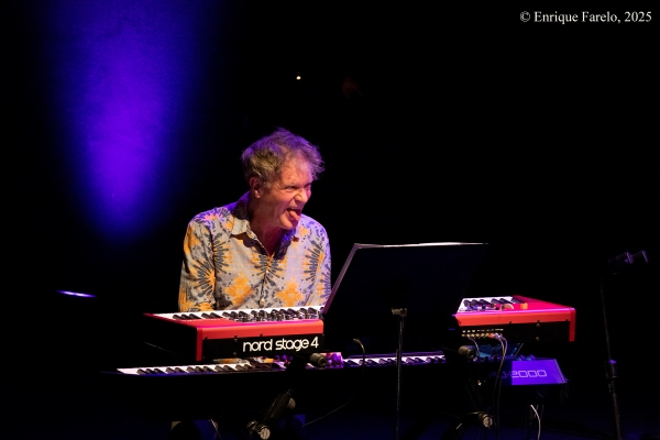 Billy Cobham’s Time Machine (Festival Internacional JazzMadrid 2025, Fernán Gómez. Centro Cultural de la Villa, Sala Guirau Madrid. 2025-11-18) Por Enrique Farelo [Concierto de jazz] - Tomajazz - Billy Cobham’s Time Machine actuó en JazzMadrid 2025, el 18 de noviembre de 2025. Enrique Farelo lo relata (texto y fotos). Actuaron Billy Cobham, Victor Cisternas, Rocco Ciffarelli, Gary Husband, Bjon Arko 