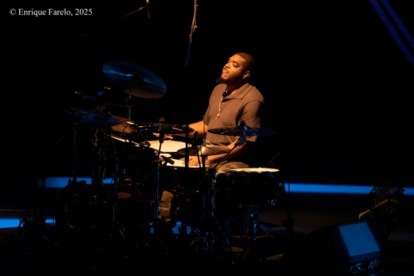 Hiromi's Sonicwonder (Festival Internacional JazzMadrid 2025, Fernán Gómez. Centro Cultural de la Villa, Sala Guirau Madrid. 2025-11-11) Por Enrique Farelo [Concierto de jazz] - Tomajazz - Hiromi's Sonicwonder actuó en el Festival Internacional JazzMadrid 2025, el 11 de noviembre de 2025. Enrique Farelo lo retrata y relata. Actuaron Adam O'Farrill, Hiromi Uehara, Hadrien Feraud, Gene Coye 