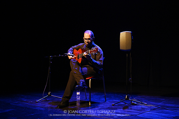 Javier Conde “Homenaje a los Maestro” (El Dorado sfb / Centre Cívic Parc Sandaru , 2025-10-30 / Barcelona) Por Joan Cortès [Flamencuras AKA INSTANTZZ AKA Galería fotográfica AKA Fotoblog de jazz, impro… y algo más] - Tomajazz - Javier Conde “Homenaje a los Maestro” actuó en El Dorado sfb, el 30 de octubre de 2025. Joan Cortès lo retrata en las Flamencuras AKA INSTANTZZ