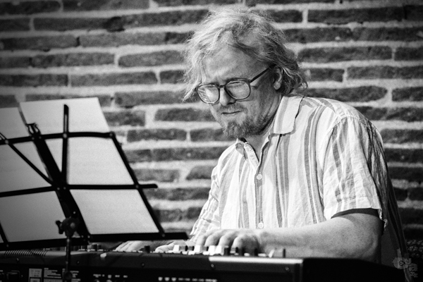 Pocket Corner (CC La Tortuga de Lavapiés, Madrid. 2025-11-02) Por Sergio Cabanillas [INSTANTZZ AKA Galería fotográfica AKA Fotoblog de jazz, impro… y algo más] - Tomajazz - Pocket Corner actuó el 2 de noviembre de 2025 en el CC La Tortuga de Lavapiés en Madrid. Sergio Cabanillas retrata el concierto en INSTANTZZ. Actuaron Didrik Ingvaldsen, Glenn B. Henriksen, Ketil Jerve, Ståle Birkeland