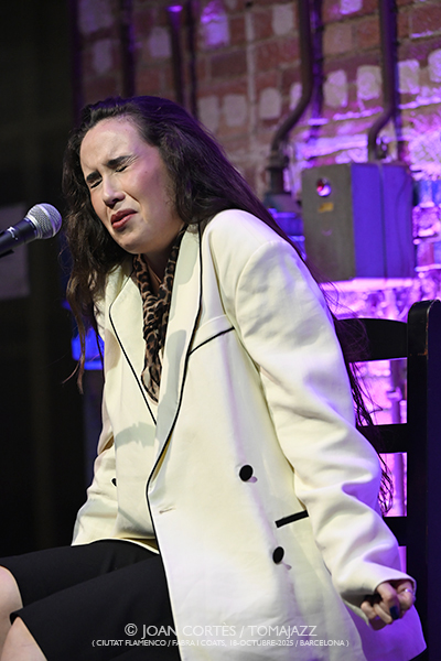Rocío Luna (Ciutat Flamenco / Fabra i Coats, 2025-10-18 / Barcelona) Por Joan Cortès [Flamencuras AKA INSTANTZZ AKA Galería fotográfica AKA Fotoblog de jazz, impro… y algo más] - Tomajazz - Rocío Luna actuó en Ciutat Flamenco en Fabra i Coats, Barcelona, el 18 de octubre de 2025. Joan Cortès lo retrata en las Flamencuras de INSTANTZZ. Actuaron Rocío Luna, Luis Medina