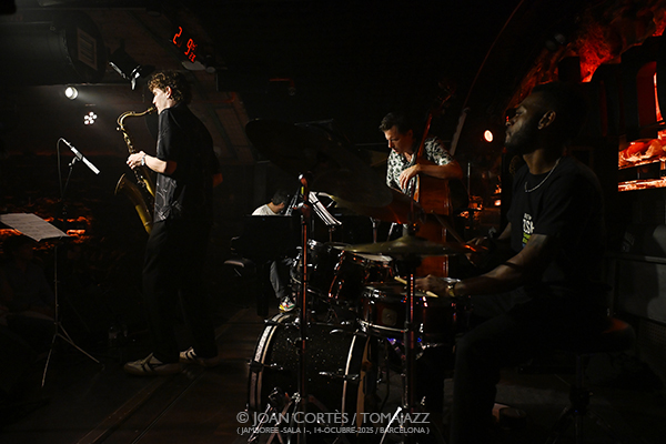 Tobias Meinhart 4t (Jamboree, 2025-10-14 / Barcelona) Por Joan Cortès [INSTANTZZ AKA Galería fotográfica AKA Fotoblog de jazz, impro… y algo más] - Tomajazz - Tobias Meinhart 4t actuó en Jamboree, Barcelona, el 14 de octubre de 2025. Joan Cortès retrata el concierto en INSTANTZZ. Actuaron Tobias Meinhart, Eden Ladin, Matt Penman, Mark Whitfield Jr. 