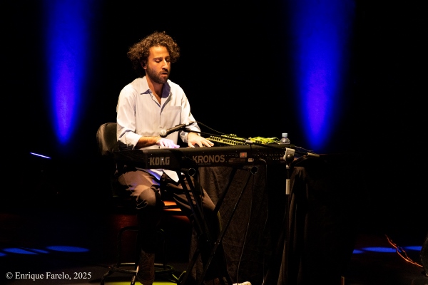 Tigran Hamasyan "The Bird of Thousand Voices" (Festival Internacional JazzMadrid 2025, Fernán Gómez. Centro Cultural de la Villa, Sala Guirau Madrid. 2025-11-22) - Tomajazz - Tigran Hamasyan “The BIrd of Thousand Voices” actuó en JazzMadrid 2025 el 22 de noviembre de 2025. Enrique Farelo relata y retrata el concierto. Actuaron Tigran Hamasyan, Yessaï Karapetian, Marc Karapetian, Arman Mnatsakanyan