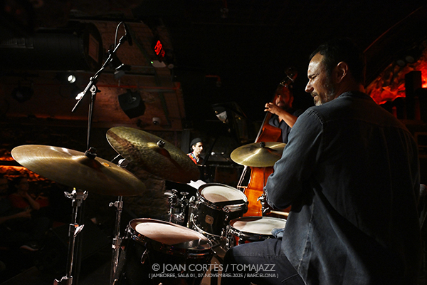 André Marques Trio (Jamboree -sala 1-, 2025-11-07 / Barcelona) Por Joan Cortès [INSTANTZZ AKA Galería fotográfica AKA Fotoblog de jazz, impro… y algo más] - Tomajazz - André Marques Trio actuó en Jamboree, el 7 de noviembre de 2025. Joan Cortès lo retrata en INSTANTZZ. Actuaron André Marques, Marcel Bottaro, Fulvio Alberto Moraes 