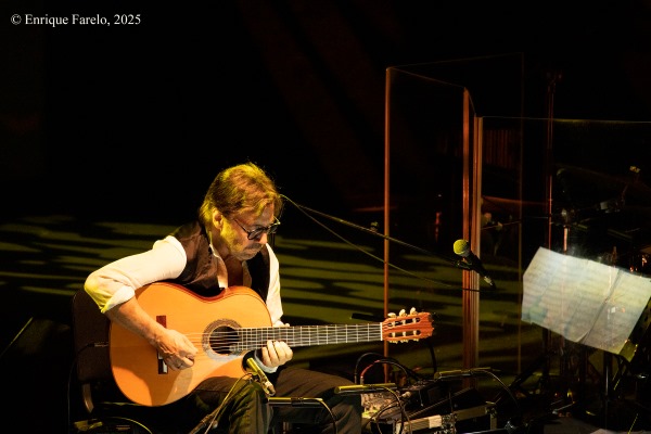 Al Di Meola Acoustic Trio (Festival Internacional JazzMadrid 2025, Centro Cultural de la Villa, Sala Guirau Madrid. 2025-11-12) Por Enrique Farelo [Concierto de jazz] - Tomajazz - Al Di Meola Acoustic Trio actuó en el Festival Internacional JazzMadrid 2025, el 12 de noviembre de 2025. Enrique Farelo lo retrata y relata. Actuaron Al Di Meola, Peo Alfonsi, Sergio Martínez 