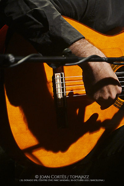 Javier Conde “Homenaje a los Maestro” (El Dorado sfb / Centre Cívic Parc Sandaru , 2025-10-30 / Barcelona) Por Joan Cortès [Flamencuras AKA INSTANTZZ AKA Galería fotográfica AKA Fotoblog de jazz, impro… y algo más] - Tomajazz - Javier Conde “Homenaje a los Maestro” actuó en El Dorado sfb, el 30 de octubre de 2025. Joan Cortès lo retrata en las Flamencuras AKA INSTANTZZ