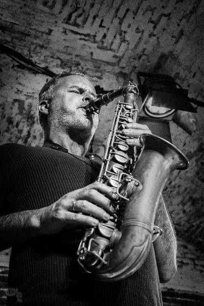 Pocket Corner (CC La Tortuga de Lavapiés, Madrid. 2025-11-02) Por Sergio Cabanillas [INSTANTZZ AKA Galería fotográfica AKA Fotoblog de jazz, impro… y algo más] - Tomajazz - Pocket Corner actuó el 2 de noviembre de 2025 en el CC La Tortuga de Lavapiés en Madrid. Sergio Cabanillas retrata el concierto en INSTANTZZ. Actuaron Didrik Ingvaldsen, Glenn B. Henriksen, Ketil Jerve, Ståle Birkeland