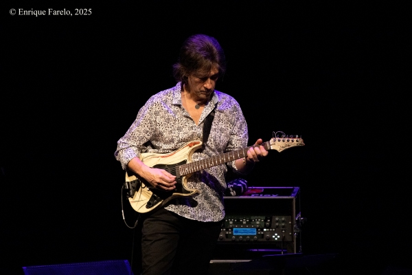 Billy Cobham’s Time Machine (Festival Internacional JazzMadrid 2025, Fernán Gómez. Centro Cultural de la Villa, Sala Guirau Madrid. 2025-11-18) Por Enrique Farelo [Concierto de jazz] - Tomajazz - Billy Cobham’s Time Machine actuó en JazzMadrid 2025, el 18 de noviembre de 2025. Enrique Farelo lo relata (texto y fotos). Actuaron Billy Cobham, Victor Cisternas, Rocco Ciffarelli, Gary Husband, Bjon Arko 