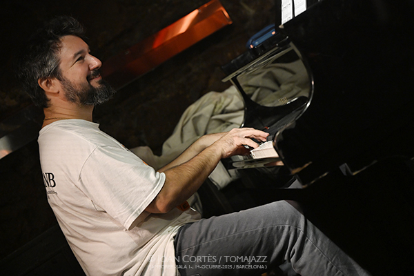 Tobias Meinhart 4t (Jamboree, 2025-10-14 / Barcelona) Por Joan Cortès [INSTANTZZ AKA Galería fotográfica AKA Fotoblog de jazz, impro… y algo más] - Tomajazz - Tobias Meinhart 4t actuó en Jamboree, Barcelona, el 14 de octubre de 2025. Joan Cortès retrata el concierto en INSTANTZZ. Actuaron Tobias Meinhart, Eden Ladin, Matt Penman, Mark Whitfield Jr. 