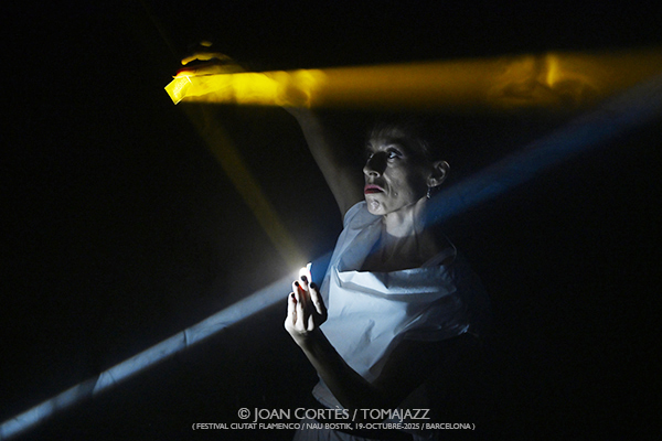 Vanesa Aibar “Cristalización IV” (Ciutat Flamenco / Nau Bostik, 2025-10-19 / Barcelona) Por Joan Cortès [Flamencuras AKA INSTANTZZ AKA Galería fotográfica AKA Fotoblog de jazz, impro… y algo más] - Tomajazz - Vanesa Aibar “Cristalización IV” actuó en Ciutat Flamenco de Barcelona el 19 de octubre de 2025. Joan Cortès la retrata en las Flamencuras de INSTANTZZ. Con Vanesa Aibar, Estampa