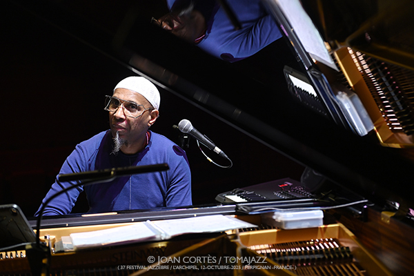 Omar Sosa & Souad Asla “Sahravane” (37 Jazzèbre / L’Archipel, 12-octubre-2025, Perpignan -France-) [7] Por Joan Cortès [INSTANTZZ AKA Galería fotográfica AKA Fotoblog de jazz, impro… y algo más] - Tomajazz - Omar Sosa & Souad Asla “Sahravane” actuaron enJazzèbre 2025 de Perpignan, Francia. Joan Cortès lo retrata en INSTANTZZ. Actuaron Omar Sosa, Souad Asla, Csaba Palotaï, Aziza Tahri, Mabrouka Brik, Gustavo Ovalles, Rabla Boughazi, Sabrina Cheddad 