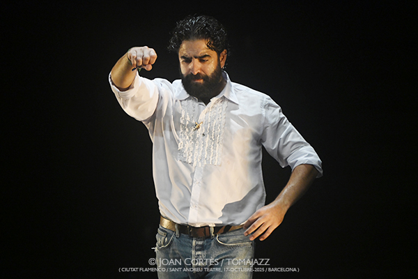 Antonio Molina “El Choro” «Prender, un acto de combustión» (Ciutat Flamenco / SAT!, 2025-10-17 / Barcelona) Por Joan Cortès [Flamencuras AKA INSTANTZZ AKA Galería fotográfica AKA Fotoblog de jazz, impro… y algo más] - Tomajazz - Antonio Molina “El Choro” «Prender, un acto de combustión» participó en Ciutat Flamenco de Barcelona el 17 de octubre de 2025. Joan Cortès lo retrata en las Flamencuras de INSTANTZZ. Participaron Antonio Molina “El Choro”, baile Manuel de la Nina, cante Marcos de Silvia, guitarra Francisco Roca 