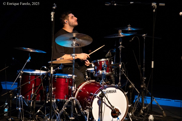 Tigran Hamasyan "The Bird of Thousand Voices" (Festival Internacional JazzMadrid 2025, Fernán Gómez. Centro Cultural de la Villa, Sala Guirau Madrid. 2025-11-22) - Tomajazz - Tigran Hamasyan “The BIrd of Thousand Voices” actuó en JazzMadrid 2025 el 22 de noviembre de 2025. Enrique Farelo relata y retrata el concierto. Actuaron Tigran Hamasyan, Yessaï Karapetian, Marc Karapetian, Arman Mnatsakanyan